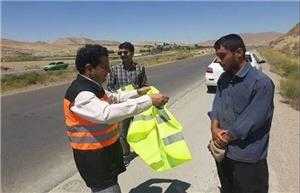 ۳۰۰ جلیقه شب‌رنگ برای ایمنی زائران پیاده حرم رضوی در خراسان شمالی توزیع شد